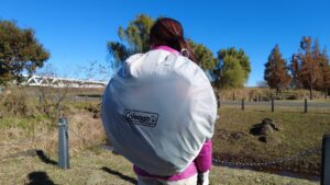 コールマンのクイックアップIGシェード＋を背負った様子