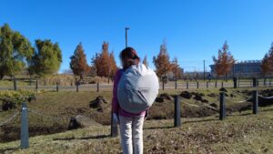 コールマンのクイックアップIGシェード＋を背負った様子